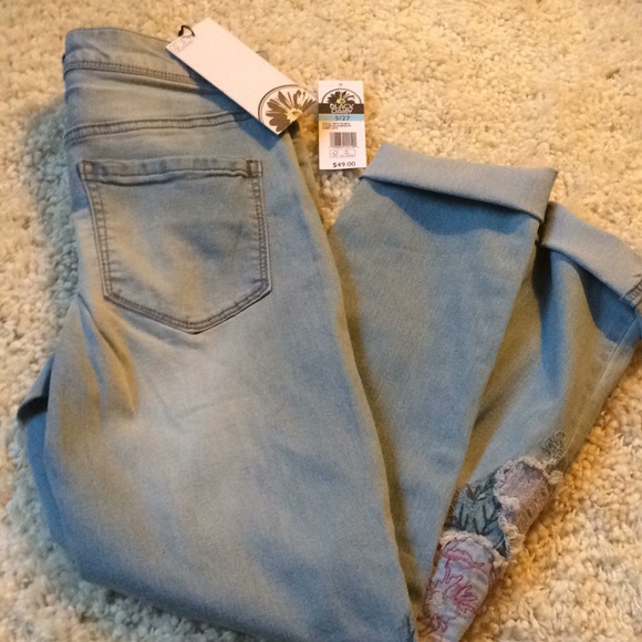 🌺HP🌺 Light Wash Jeans with Appliqué - Picture 6 of 6